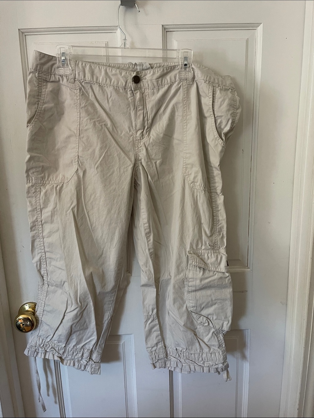 LONDONJEAN Light Beige Cargo Capris